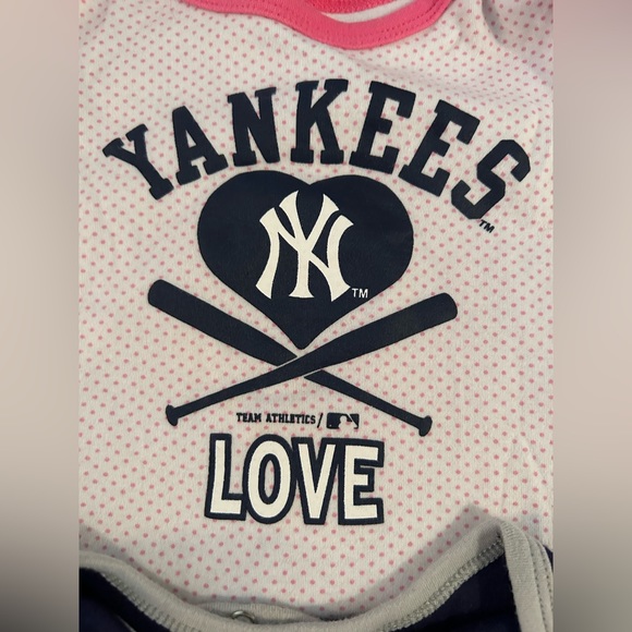 2 Genuine Merchandise Team Athletics New York Yankees onesies 18mos - Picture 7 of 8